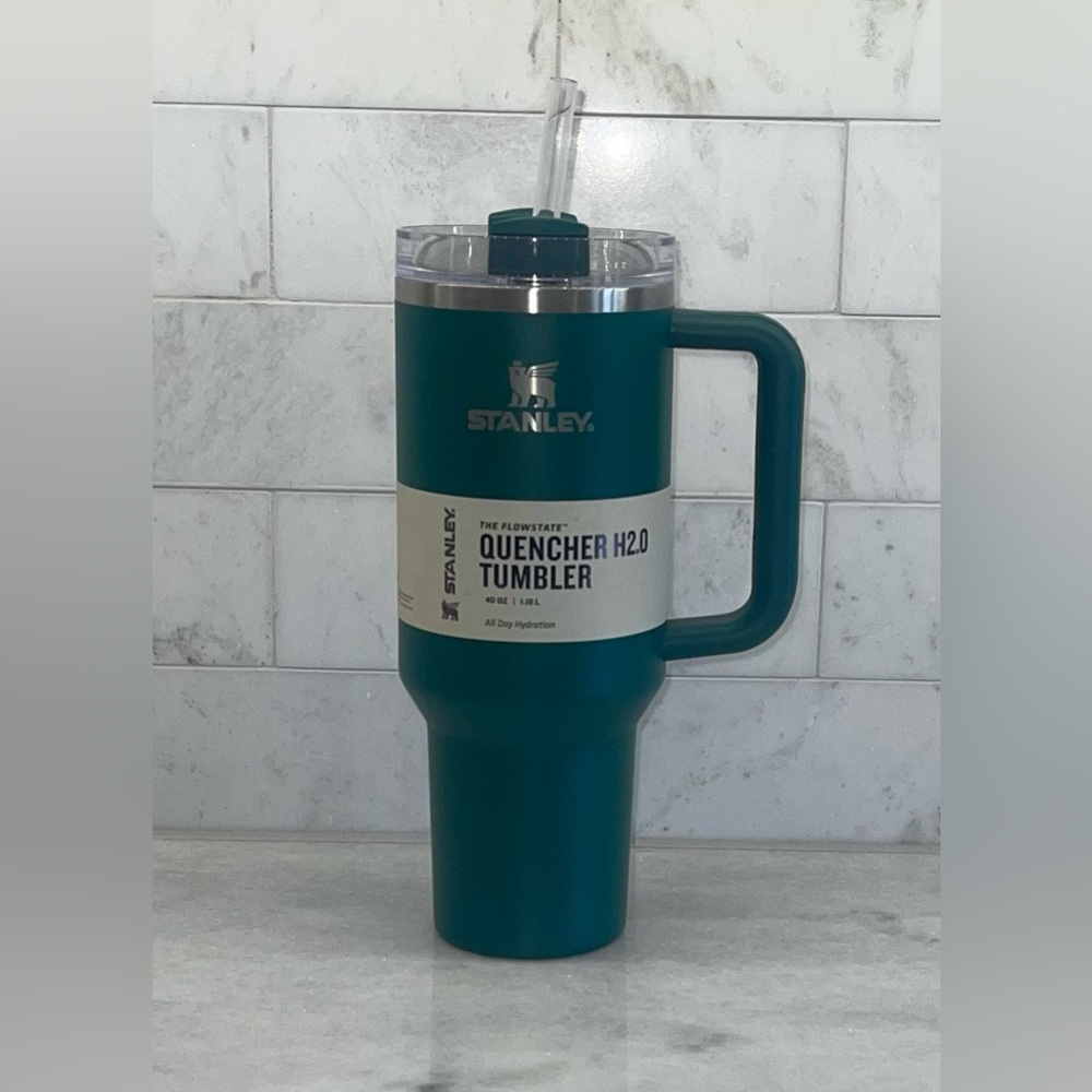 Stanley 40 oz Quencher Tumbler Pine Green NWT with straw included